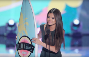 Selena Gomez accepting her surfboard at the Teen Choice Awards (photo credit: Kevin Winter/Getty Images)