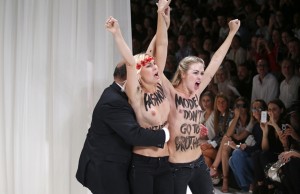 img_pod_2709-femen-protest-paris-fashion-week